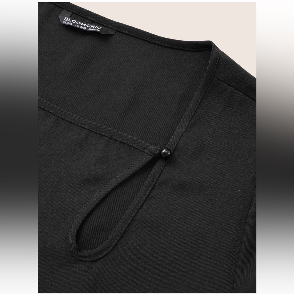 Elegant Black Pleated Midi Dress with Keyhole Detail - Picture 3 of 7